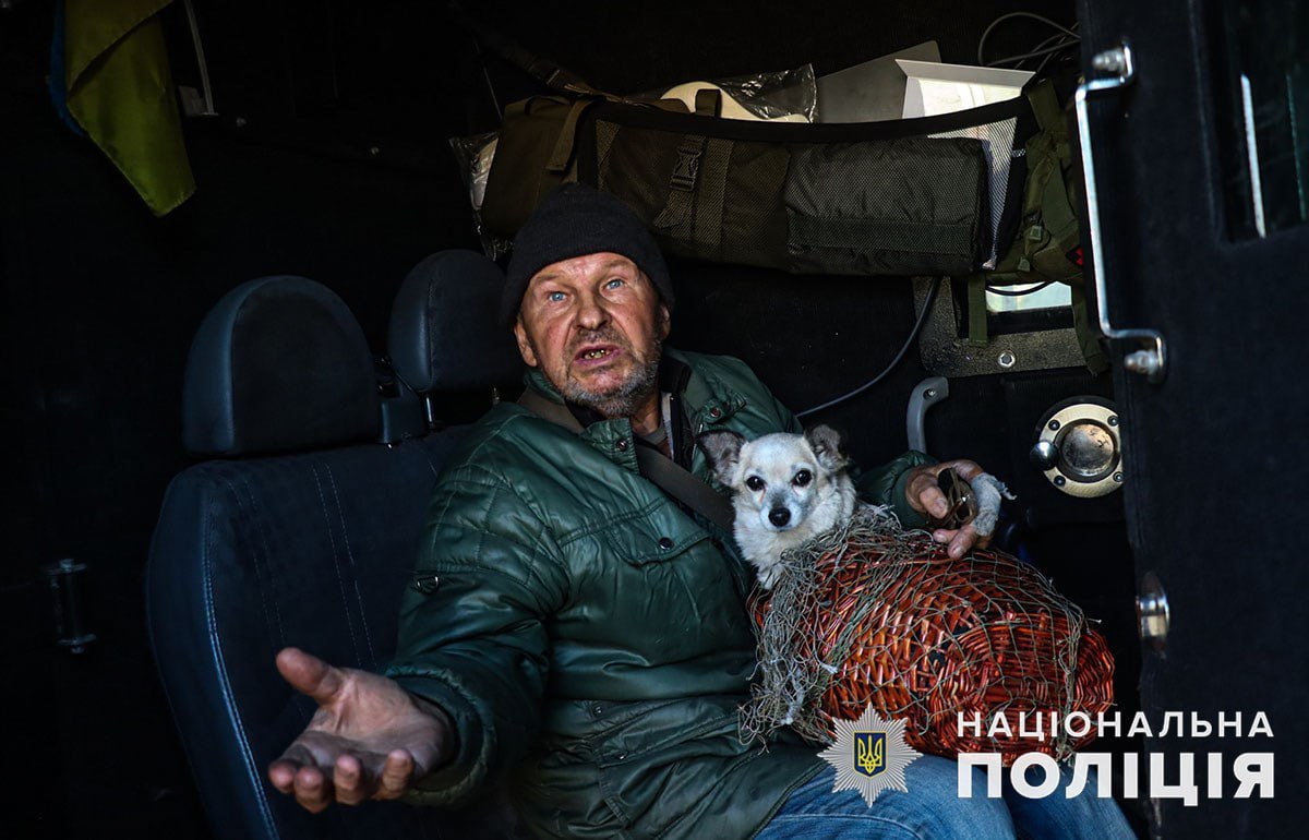 За мгновение до прилета почувствовал опасность: в Авдеевке собака спасла жизнь хозяину (фото)